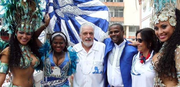 Passistas, mestre-sala e porta-bandeira da escola de samba carioca Portela prestigiam a Lavagem do Bonfim junto ao governador Jaques Wagner, em Salvador, nesta quinta-feira (12).