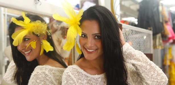 Flavia Piana veste presilha de cabelo com penas amarelas e contas douradas (Preço: R$ 14,85)