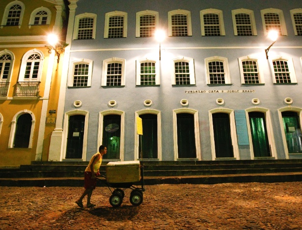 Vendedor ambulante caminha no Pelourinho, centro histórico de Salvador, vazio devido a greve da PM (7/2/12)