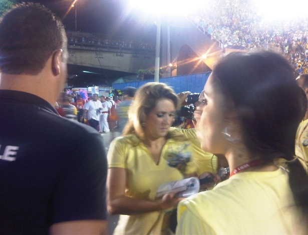 A repórter da Globo Renata Capucci durante a cobertura do Carnaval na Sapucaí (19/2/12)
