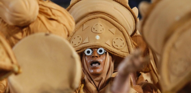 Alegoria relembra bonecos de cerâmica no desfile da Unidos da Tijuca (21/2/2012)