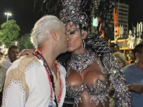 Famosos beijam muito no Carnaval 