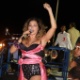 Com figurino preto e rosa, Daniela Mercury anima trio Crocodilo em Salvador