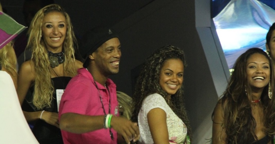 http://di.imguol.com/carnaval/2012/02/21/ronaldinho-gaucho-assiste-o-desfile-da-mangueira-no-camarote-vista-da-pista-21212-1329804552067_956x500.jpg