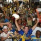 Integrantes da Unidos da Tijuca comemoram a vitória no Carnaval de 2012 (Foto: )