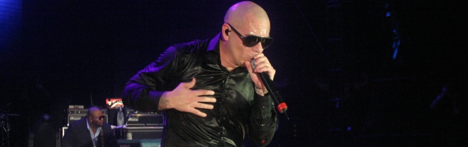 SALVADOR: Rapper norte-americano Pitbull faz show em camarote no último dia de folia. (Foto: Divulgação)