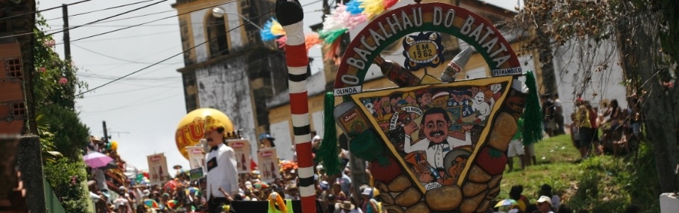 OLINDA: Bloco Bacalhau do Batata agita <br>foliões pelas ruas da cidade. (Foto: Geyson Magno/UOL)