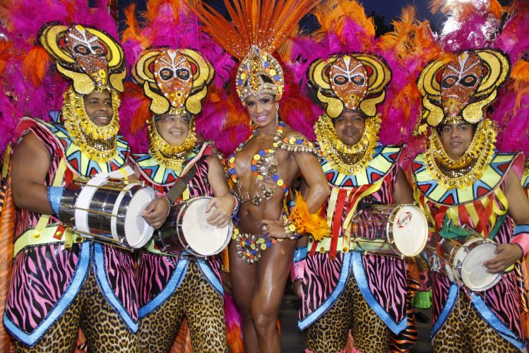 A modelo Gracyanne Barbosa posa à frente da bateria da Paraíso do Tuiuti, do grupo B do Carnaval carioca, no Sambódromo do Rio de Janeiro (8/3/2011). Gracyanne é madrinha de bateria da agremiação