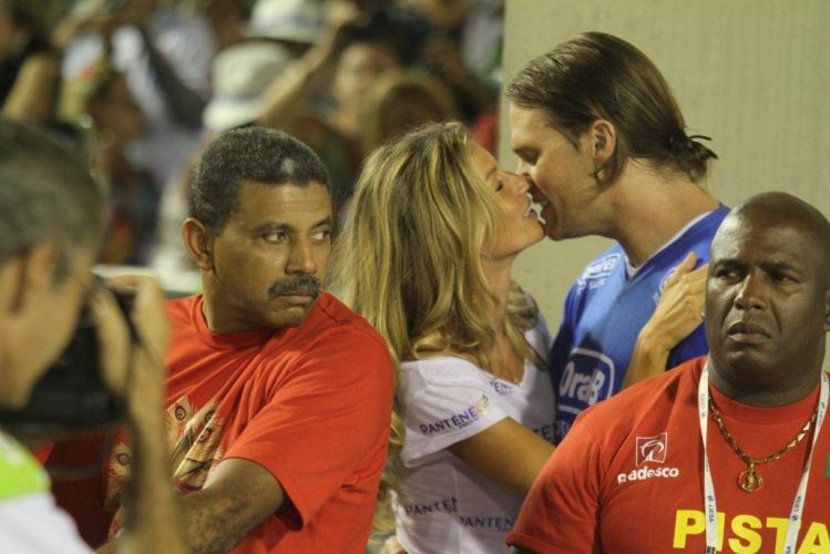 Gisele Bündchen e o marido Tom Brady se beijam durante o desfile das escolas de samba do Rio de Janeiro (6/3/2011)