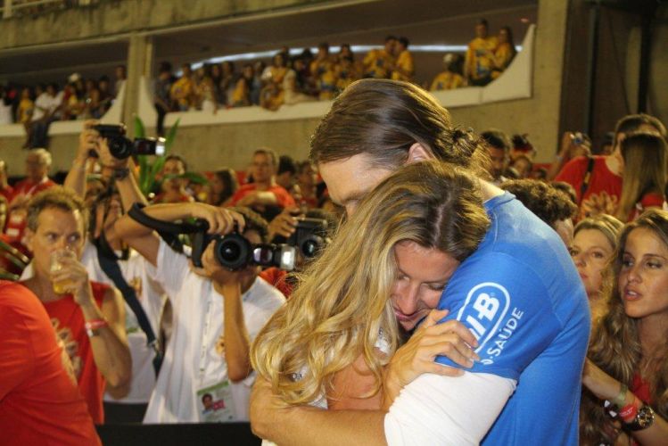 A modelo Gisele Bündchen e o marido Tom Brady se abraçam na Marquês de Sapucaí, no Rio de Janeiro (6/3/2011)