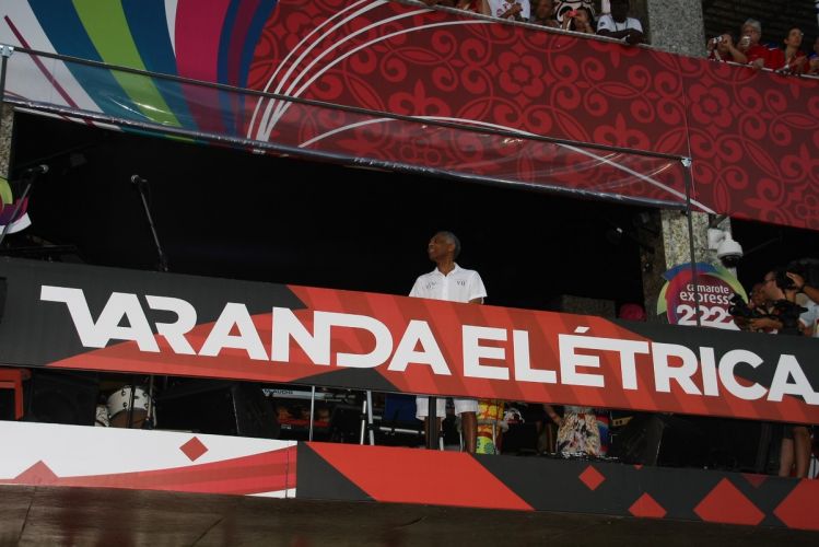 Gilberto Gil assiste passagem do trio elétrico de Claudia Leitte em Salvador (08/03/2011)