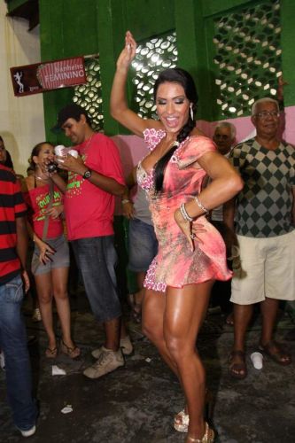 Gracyanne Barbosa samba em noite de ensaio na quadra da Mangueira, neste sábado, no Rio de Janeiro (12/02/2011)