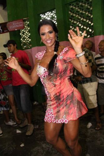 Gracyanne Barbosa samba em noite de ensaio na quadra da Mangueira, neste sábado, no Rio de Janeiro (12/02/2011)