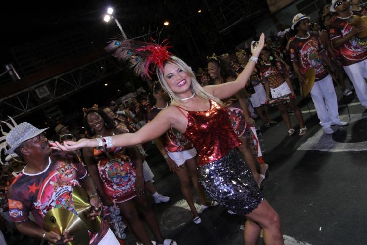 Ellen Roche, rainha de bateria da Porto da Pedra no Rio, desfila pela Marquês de Sapucaí durante ensaio técnico da escola, na noite de sábado, no Rio de Janeiro (19/02/2011)
