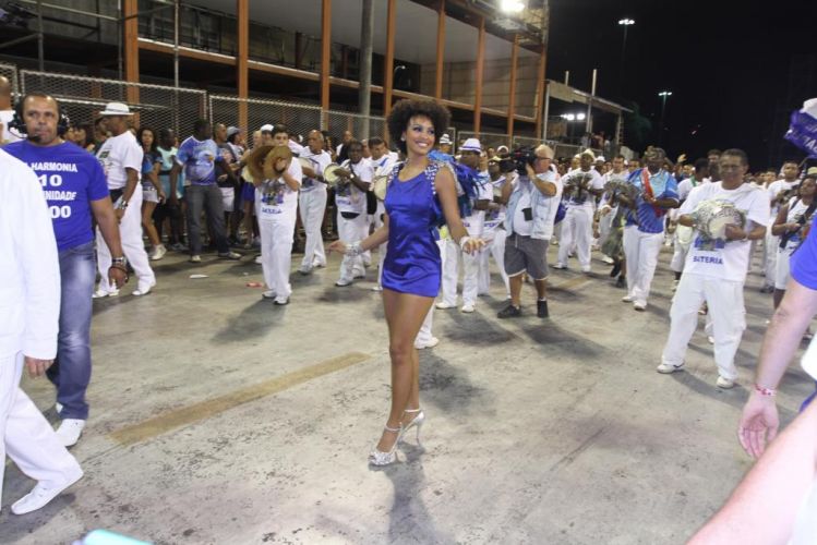 Rainha de bateria da Portela, a atriz Sheron Menezes, desfila com um vestido azul e pequenas asas nas costas durante o ensaio técnico da escola, na noite de sábado, no sambódromo carioca (19/02/2011)