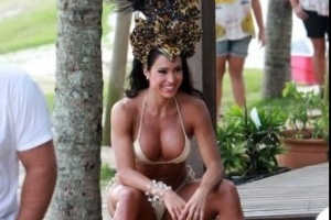 A modelo Gracyanne Barbosa posa para ensaio fotográfico na praia do Pepe, no Rio de Janeiro. A mulher do cantor Belo vai desfilar no Carnaval pela Unidos da Tijuca, escola da qual é madrinha de bateria