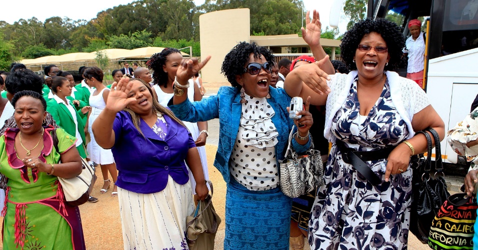 Convidadas chegam a primeira formatura da escola Oprah Winfrey Leadership Academy, na África do Sul (14/1/12)