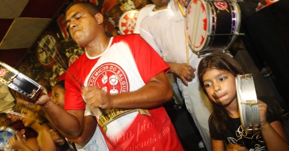 Bateria do Salgueiro ensaia na quadra da escola de samba, no Rio (14/1/12)