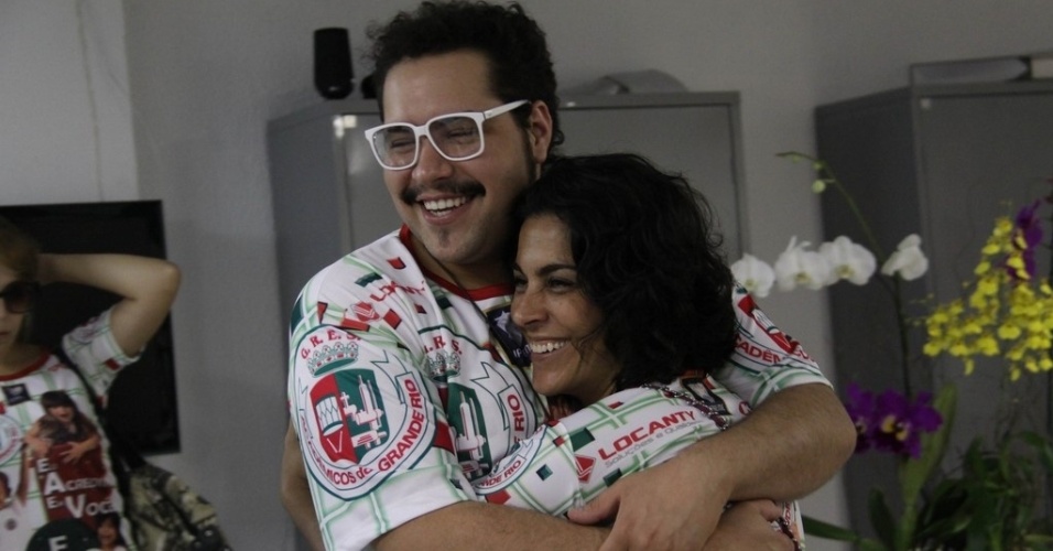 Os atores Tiago Abravanel e Isabella Bicalho posam para fotos no barracão da Grande Rio (20/01/12)