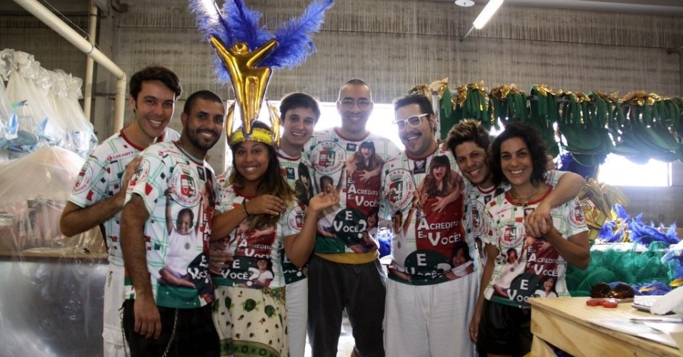 Tiago Abravanel, intérprete do cantor Tim Maia no musical homônimo, posa para fotos com o elenco no barracão da Grande Rio (20/01/12)
