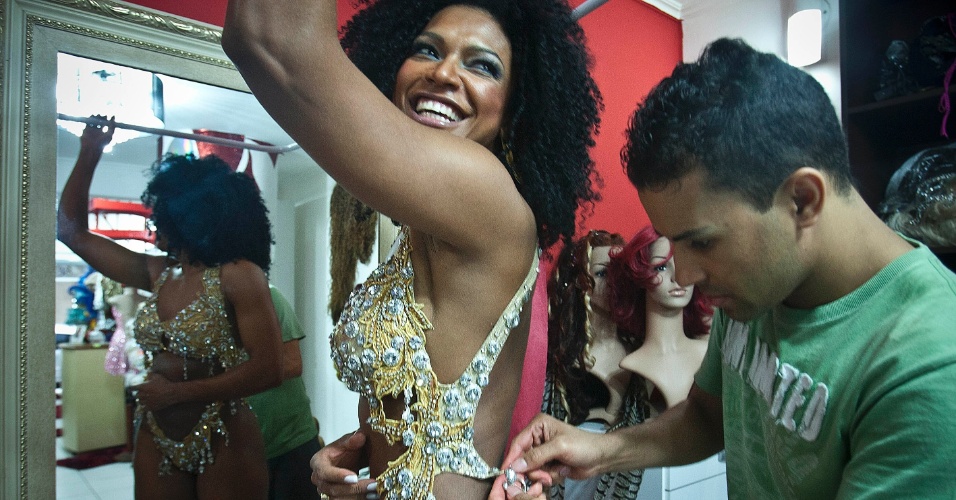 Simone Sampaio provou fantasias no centro de São Paulo na quinta-feira (26/01/12). Neste Carnaval, a rainha das rainhas estará à frente da bateria da Dragões da Real, que desfila no dia 18 de fevereiro. Na foto, ela veste um maiô dourado com 20 mil pedras, estimado em R$ 1.500