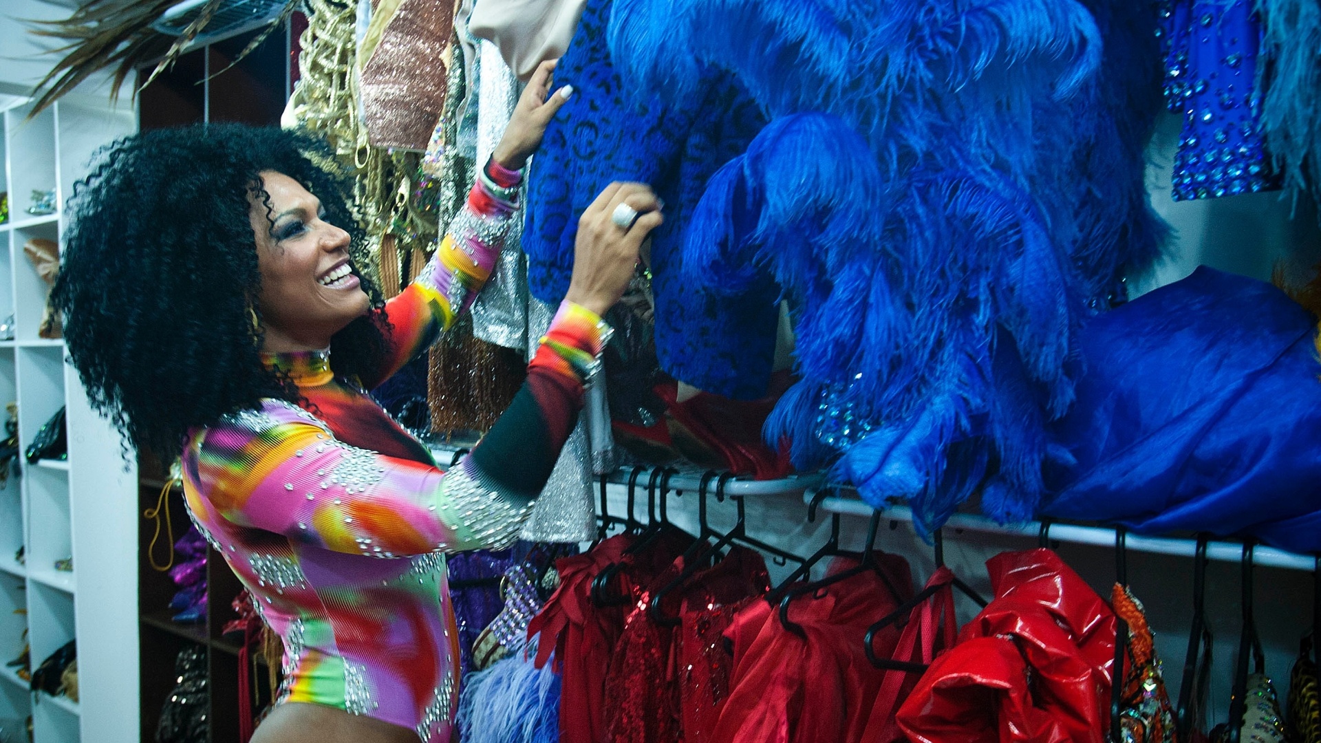 Simone Sampaio provou fantasias no centro de São Paulo na quinta-feira (26/01/12). Neste Carnaval, a rainha das rainhas estará à frente da bateria da Dragões da Real, que desfila no dia 18 de fevereiro.