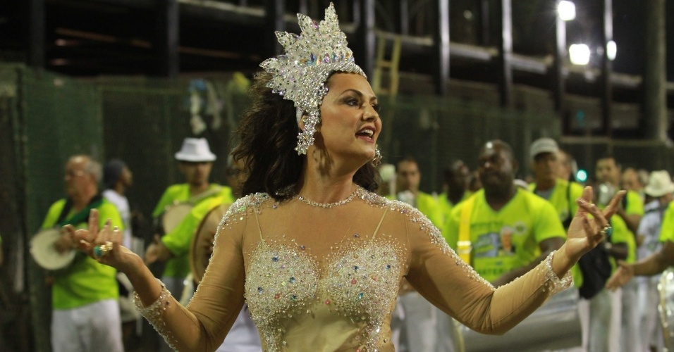 Com fantasia inspirada em Iemanjá, Luiza Brunet samba no ensaio técnico da Imperatriz Leopoldinense (28/1/12)