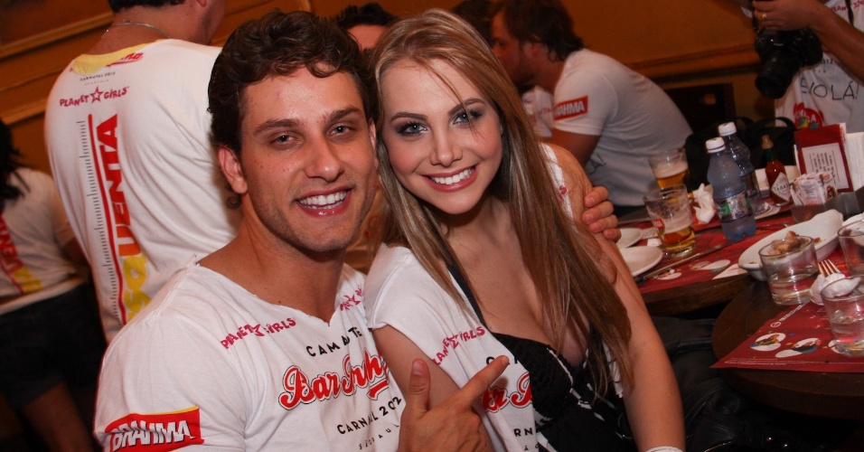 O ex-BBB Eliéser e Osyanne Pilecco compareceram ao Happy Hour pré-Carnaval do Bar Brahma, em São Paulo (01/02/12) 