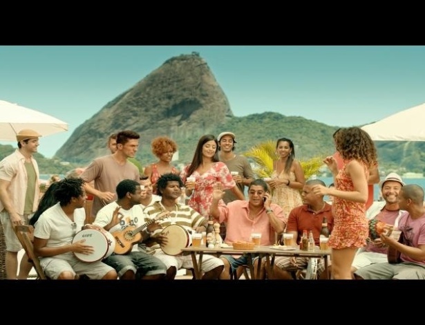 Frame da campanha da Brahma para o Carnaval 2012 com participação de Zeca Pagodinho. De uma roda de samba, o cantor deverá ligar para Jennifer Lopez e perguntar se ela virá ao Brasil para a festa