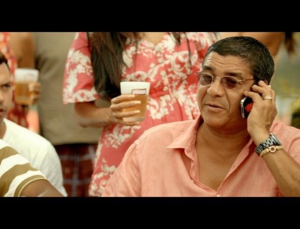 Frame da campanha de Brahma com Zeca Pagodinho. No comercial, ele deverá ligar para a cantora Jennifer Lopez e perguntar se ela virá ao Brasil para o Carnaval