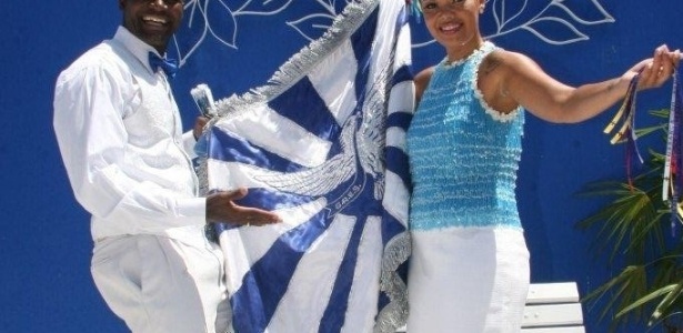 Casal de mestre-sala e porta-bandeira da Portela posa para fotos na reinauguração da quadra da escola (4/2/12)