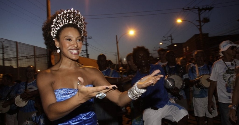 Sheron Menezzes, rainha da bateria da Portela, marca presença no ensaio de rua da escola no bairro de Madureira, zona norte do Rio (5/2/2012)