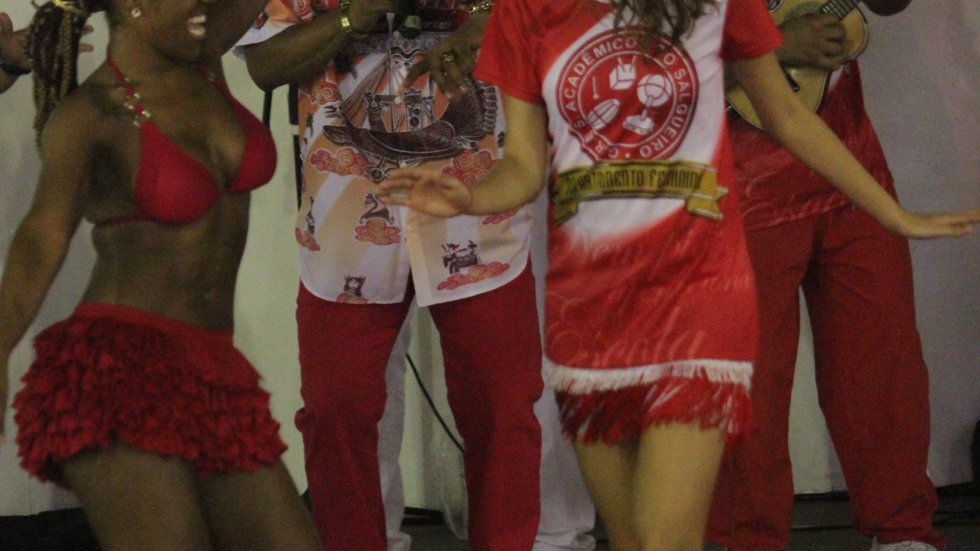 Sophie Charlotte presta atenção em samba da passista do Salgueiro durante ensaio da escola no Rio de Janeiro (4/2/12)