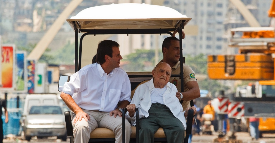 Acompanhado do prefeito Eduardo Paes, o arquiteto Oscar Niemeyer visitou o Sambodromo, no Rio (8/2/12)