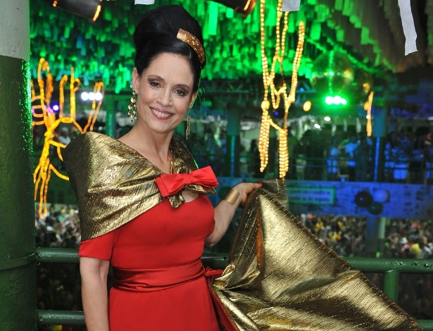 A atriz Sônia Braga prestigiou o Baile Siri na Lata, no Recife (10/2/12)