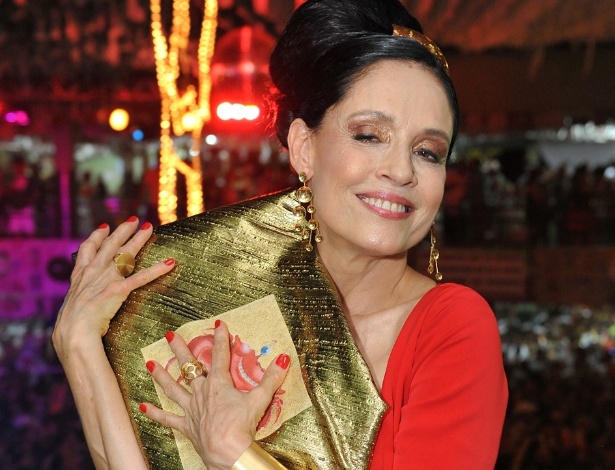 A atriz Sônia Braga prestigiou o Baile Siri na Lata, no Recife (10/2/12). Na imagem, ela mostra a echarpe que costurou na mão