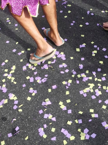 Confete pinta ruas de Ipanema durante a passagem do Simpatia é Quase Amor (11/2/12) - Marcos Pinto/UOL