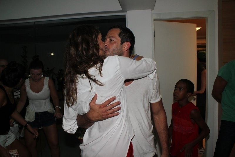 Após confirmar o término do namoro, o ator Malvino Salvador é visto aos beijos com a atriz Sophie Charlotte em ensaio técnico do Salgueiro (11/2/12)