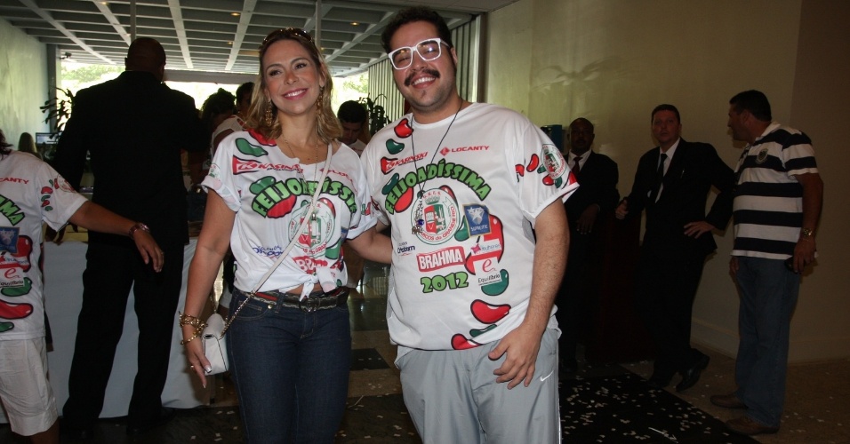 O ator Tiago Abravanel compareceu à feijoada da escola de samba carioca Grande Rio (12/2/12) com sua assessora