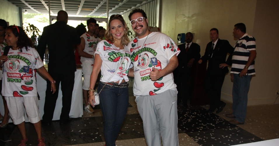 O ator Tiago Abravanel compareceu à feijoada da escola de samba carioca Grande Rio (12/2/12) com sua assessora