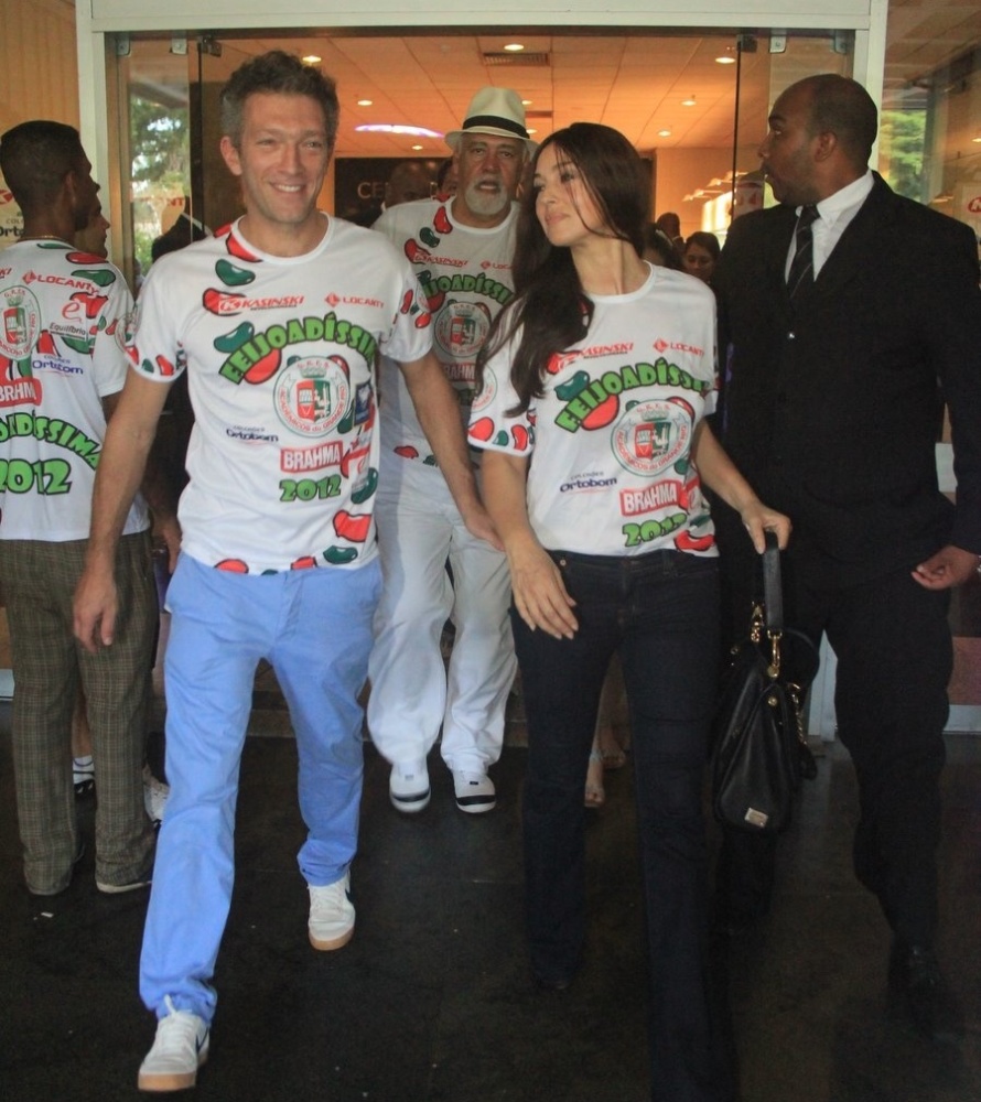 http://di.imguol.com/carnaval/2012/02/12/o-casal-de-atores-vincent-cassel-e-monica-bellucci-compareceram-a-feijoada-da-escola-de-samba-carioca-grande-rio-12212-1329075774846_890x1000.jpg