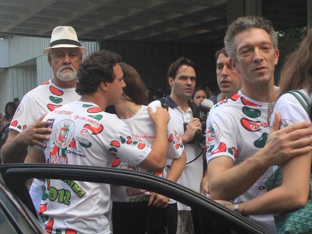 http://di.imguol.com/carnaval/2012/02/12/o-casal-de-atores-vincent-cassel-e-monica-bellucci-compareceram-a-feijoada-da-escola-de-samba-carioca-grande-rio-12212-1329075776534_1024x768.jpg