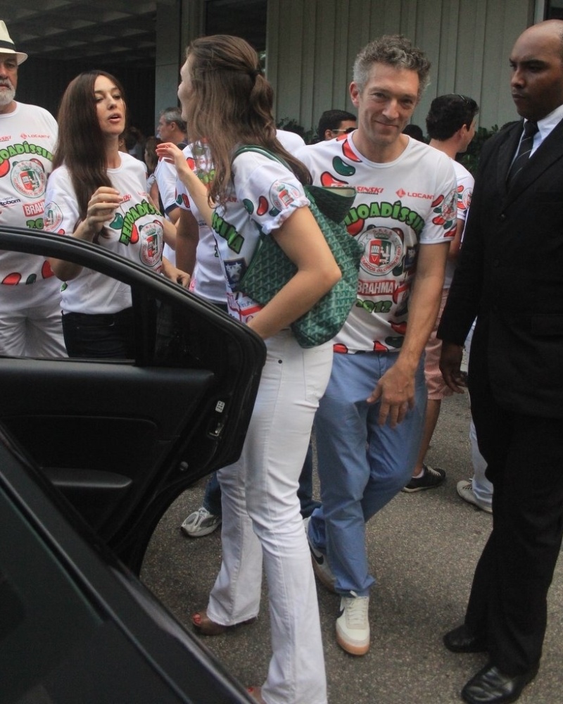 http://di.imguol.com/carnaval/2012/02/12/o-casal-de-atores-vincent-cassel-e-monica-bellucci-compareceram-a-feijoada-da-escola-de-samba-carioca-grande-rio-12212-1329076011382_800x1000.jpg