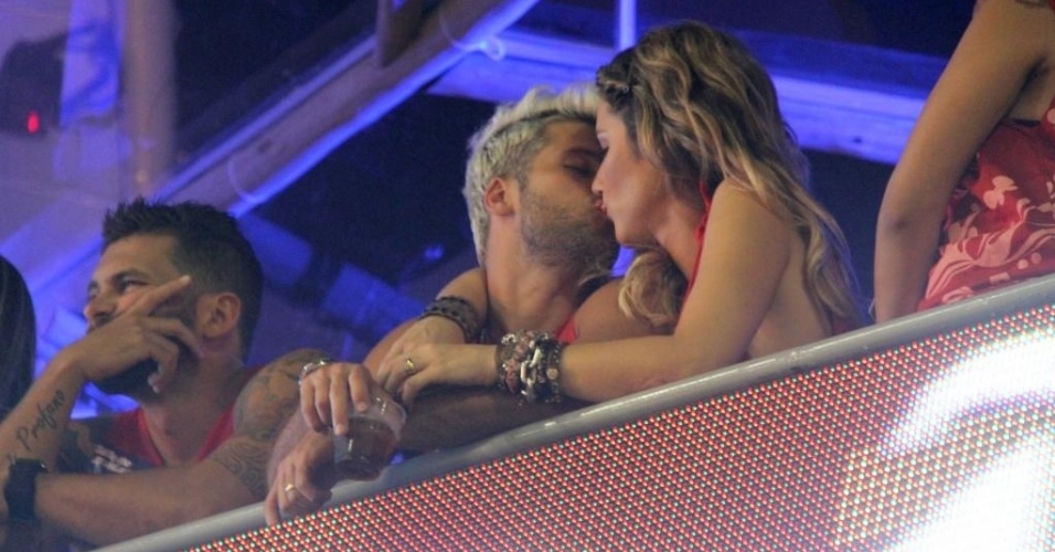 Bruno Gagliasso e a mulher, Giovanna Ewbank, trocam beijos no camarote Ação 2012, em Salvador (16/2/12)