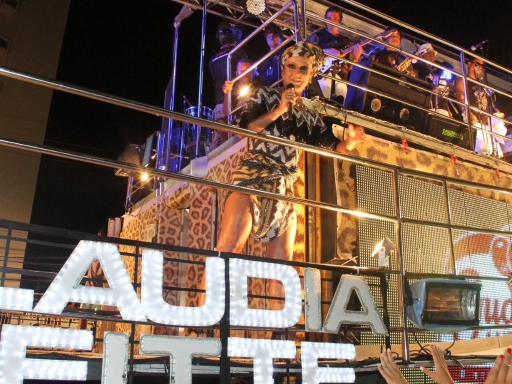 Nesta sexta, Claudia Leitte promete tocar sucessos antigos e atuais da Banda Asa de Águia (17/2/12)