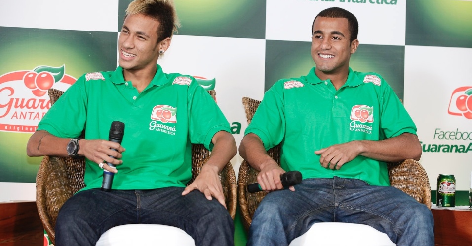 Neymar e Lucas conversam com a imprensa em Salvador (17/02/2012)