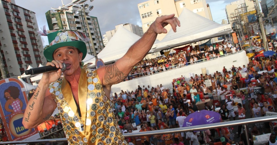 O cantor Netinho se apresentou no circuito Barra/Ondina nesta sexta-feira (17/2/12), depois de sofrer uma queda quando deixava um hotel do Rio Vermelho
