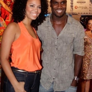 Rafael Zulu apareceu no Baile Oficial de Carnaval da cidade do Rio de Janeiro acompanhado por sua namorada, Cinara Leal (16/02/2012)