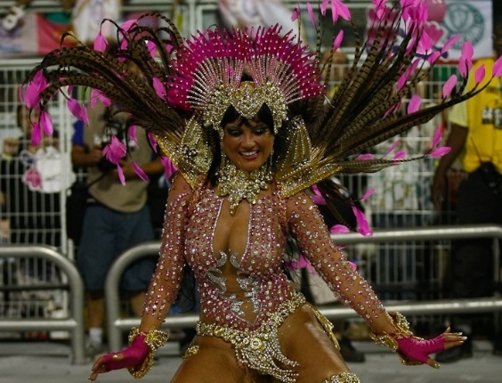 A rainha da bateria Ellen Rocche samba com vigor em desfile da Rosas de Ouro (18/2/2012)