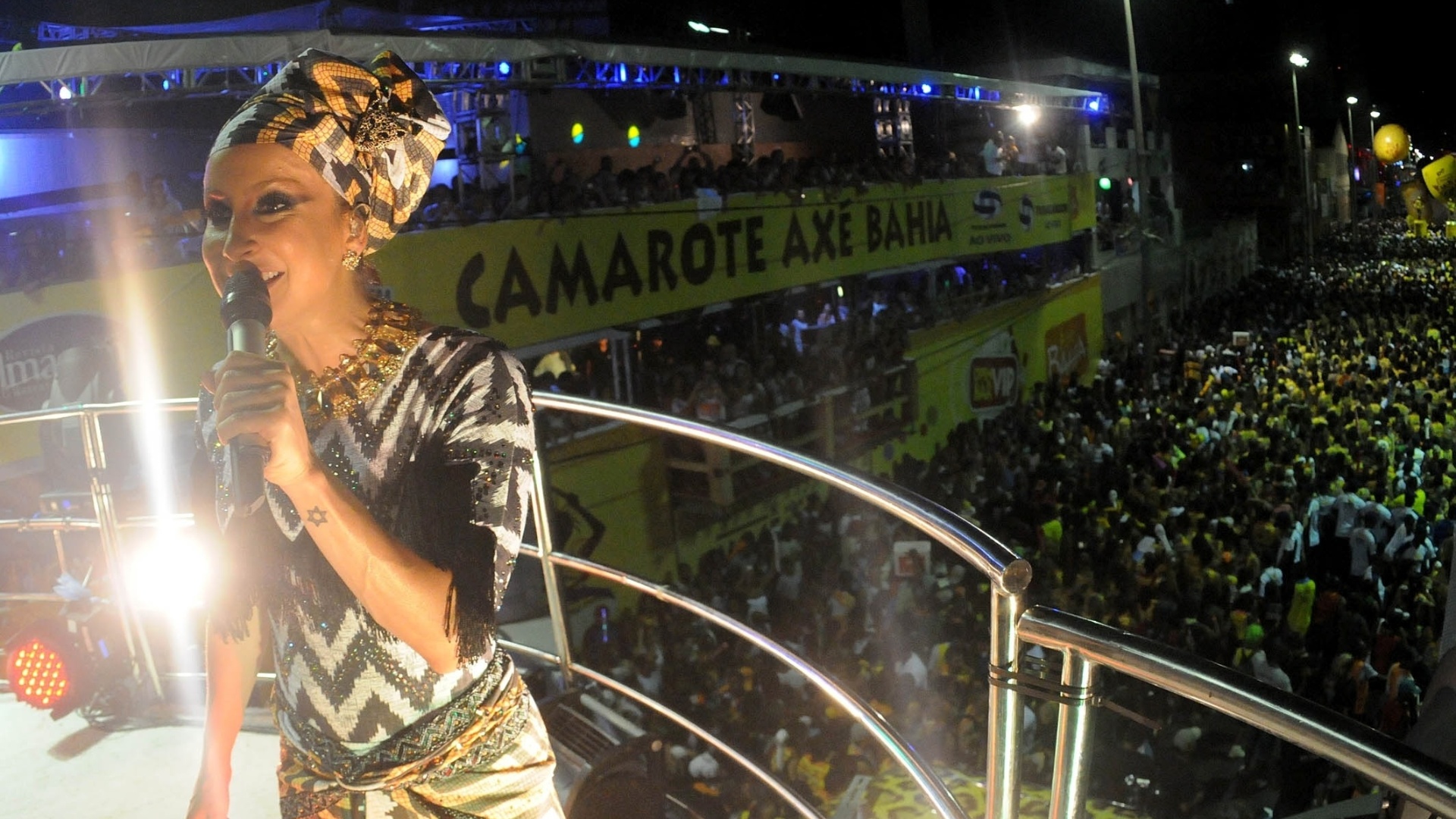 Claudia Leitte solta a voz na frente do camarote Axé Bahia (18/2/12)